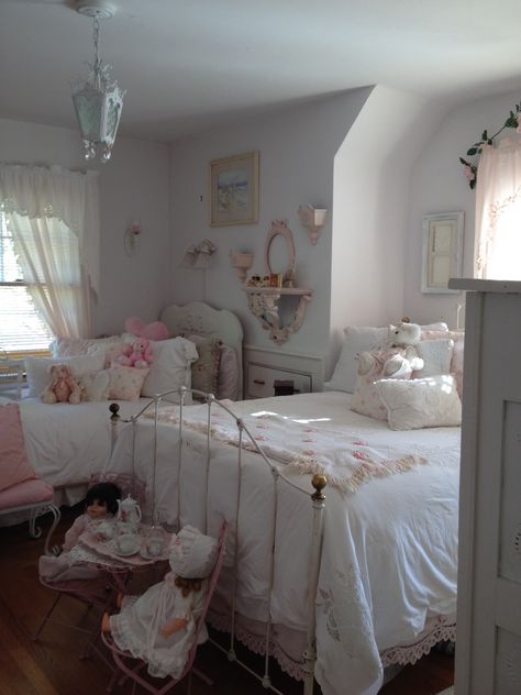 Shabby Chic Romantic Cottagecore Bedroom, Doll Room Aesthetic, Fem Bedroom, Dreamcore Bedroom, Weirdcore Bedroom, Coquette Room, Slaap Lekker, Casa Vintage, Shabby Chic Bathroom