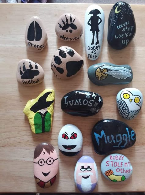 Harry Potter Stone Painting, Painting Harry Potter Easy, Painted Rocks Harry Potter, Harry Potter And The Sorcerer's Stone Art, Anime Painted Rocks, Stone Painting Harry Potter, Harry Potter Stone, Free Dobby, Stone Paintings