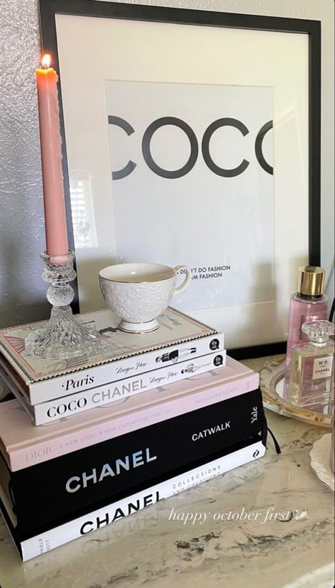 Chanel Aesthetic Bedroom, Vogue Bedroom Aesthetic, Fashion Room Aesthetic, Stockholm Bedroom, Victoria Secret Bedroom, Chanel Decoration, Chanel Inspired Room, Chanel Room, Rum Inspo