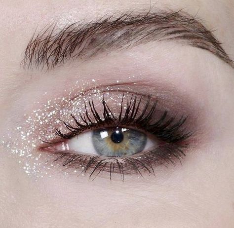 Eye Makeup Glitter, Makeup Ulzzang, Wedding Eyes, Shimmer Eye Makeup, New Years Eve Makeup, Makeup Tip, Glitter Eye Makeup, Cosmetic Glitter, Makeup Hacks