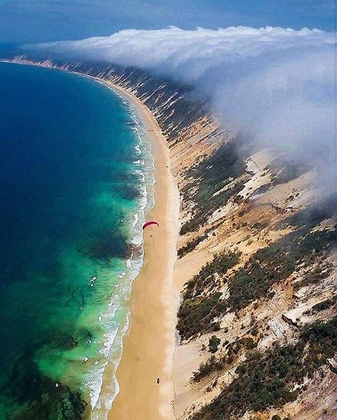 Wowzers - now this is an unusual sight! ☁️ This remarkable formation is called an orographic cloud, and it occurred over #RainbowBeach in the @visitsunshinecoast last weekend. This phenomenon usually develops over mountains but can occasionally form over tall sand dunes when it's really humid. @airsickacro just happened to be paragliding over this spectacular spot at the same time, and got to experience it up close. Talk about good timing! Camping Australia, Beach Goals, Camping In Ohio, Rainbow Beach, Camping Places, Outback Australia, Australian Landscape, Beach Australia, Travel Australia