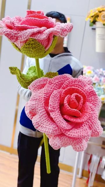 anitaflower on Instagram: "A super big rose! DM for order ☺️ #crochetroses🌹" Crochet Giant Flower, Big Flower Crochet, Crochet Big Flower, Rad Rose, Alice In Wonderland Flowers, Crochet Rose Pattern, Giant Yarn, Giant Roses, Painting The Roses Red