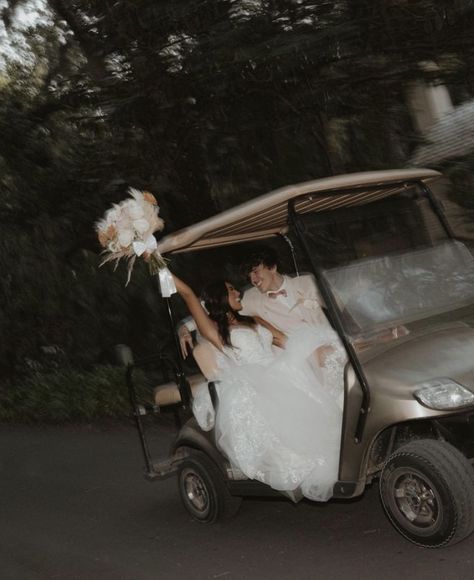 Bride And Groom Pictures Golf Course, Golf Cart Getaway Wedding, Golf Cart Wedding Photos, Just Married Golf Cart, Golf Wedding Photos, Golf Course Engagement Photos, Gold Course Wedding, Wedding Golf Cart, Golf Course Wedding Ideas