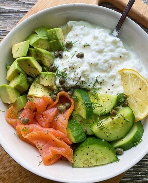 Savory Yogurt, Smoked Salmon Cucumber, Salmon Cucumber, Yogurt Bowls, Pasti Sani, Yogurt Bowl, Fresh Dill, Diet Meal, Smoked Salmon