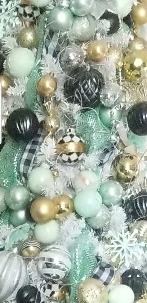 Mint Green And Gold Christmas Tree, Mint Green Christmas Tree Decorations, Mint Green Christmas Decor, White Christmas Decor Diy, Mint Christmas Decor, Green And Silver Christmas Tree, Black White Christmas Decor, Mint Green Christmas Tree, Mint Christmas Tree