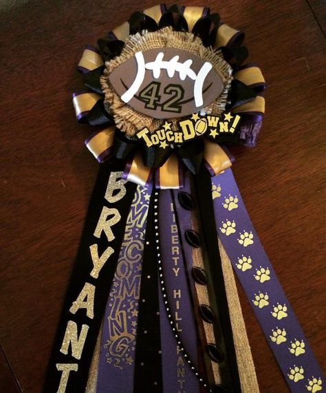 Homecoming mum for football boy Football Banquet Centerpieces, Football Locker Decorations, Senior Night Football, Football Boy, Diy Mums, Mums Homecoming Diy, Spirit Buttons, Homecoming Spirit Week, Homecoming Corsage