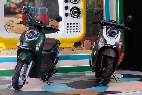 PT Astra Honda Motor (AHM) kembali menghadirkan inovasi terbaru di dunia skuter matik (skutik) dengan meluncurkan Honda Scoopy 2024. Skuter populer ini hadir dengan desain yang lebih segar, tampilan lebih stylish, dan dilengkapi dengan berbagai fitur canggih yang semakin memanjakan pengendara. Peluncuran Honda Scoopy terbaru ini diharapkan dapat memenuhi kebutuhan konsumen yang menginginkan kendaraan yang praktis, efisien, dan memiliki desain yang trendi.... https://ad2stream.com/otomotif/ho... Honda Scoopy