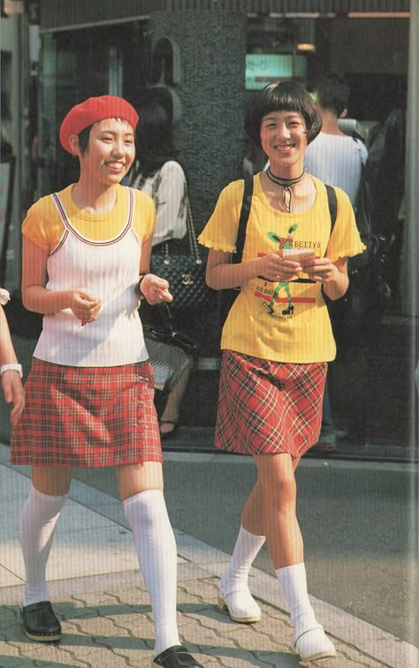 Japan 90s Fashion, Japan Street Style Women, 90s Japan Fashion, 90s Japanese Fashion, Japan Street Fashion, Japan Street Style, Backpack Kawaii, Vintage Hello Kitty, Japanese Fashion Magazine