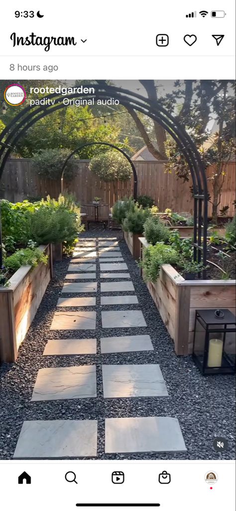 Garden Raised Beds, Veggie Garden Layout, Wood Garden Beds, Vegetable Garden Beds, Raised Bed Garden Design, Side Yard Landscaping, Garden Layout Vegetable, Small Vegetable Gardens, Backyard Garden Landscape