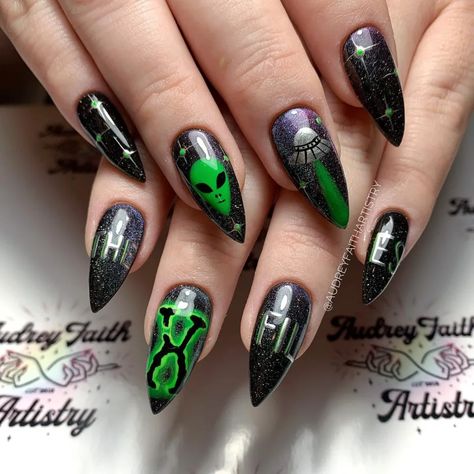 Alien Nails, Nail Art Halloween, Space Nails, Punk Nails, Hippie Nails, Gradient Nails, Halloween Nail, Beautiful Nail Designs, Halloween Nail Art