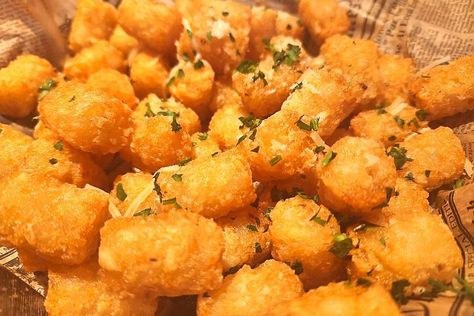 What Can You Do With Tater Tots, Fancy Tater Tots, Tater Tot Side Dish Recipes, Seasoned Tater Tots Recipes, Tator Tot Side Dishes, Garlic Parmesan Tater Tots, Frozen Tater Tots Recipes, Tater Tot Seasoning, Tator Tots Recipes Side Dishes