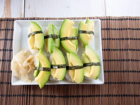 Avocado Sushi Recipe | Elephantastic Vegan Vegan Avocado Recipes, Avocado Sushi, Sushi Recipe, Vegan Entree, Vegan Sushi, One Pot Dishes, Food Projects, Sushi Recipes, Avocado Recipes