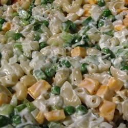 Cheddar and Macaroni Salad Cheddar Macaroni Salad Recipe, Peas And Cheese, Salad With Cheese, Vegetarian Pasta Salad, Classic Macaroni Salad, Macaroni Salad Recipe, Cold Salad, Summer Pasta Salad, Easy Pasta Salad