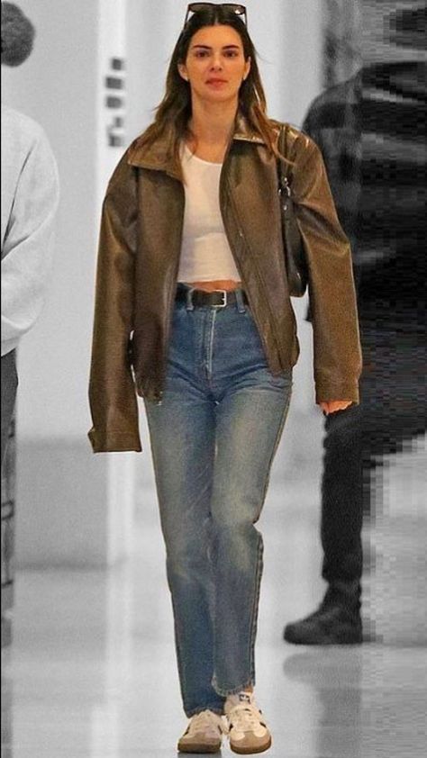 Kendall 2023 Outfit, Kendall Jenner Jean Jacket, Model Off Duty Outfits Winter, Kendall Jenner Casual Outfits 2023, Kendall Jenner Recent Outfits, Autumn 2023 Style, Kendall Jenner Autumn Style, Ootd Kendall Jenner, Model Off Duty Winter Outfits