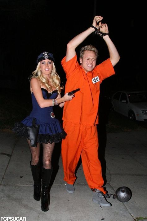 Heidi Montag and Spencer Pratt as a Police Officer and an Inmate; this is SO cute! Celebrity Couple Costumes, Partner Costumes, Halloween Costume Couple, Halloween Costumes Pictures, Cute Couples Costumes, Uhyggelig Halloween, Kostuum Halloween, Costume Carnaval, Best Couples Costumes