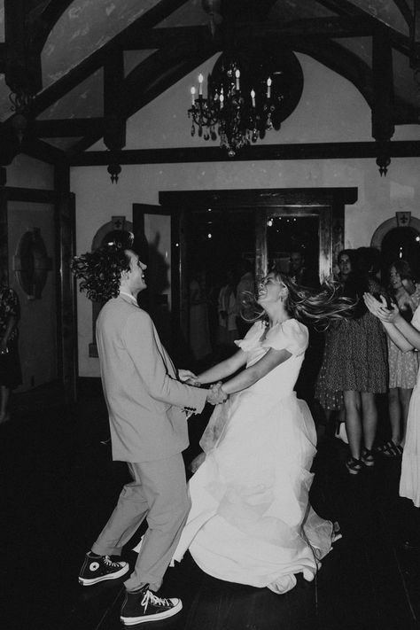 First Dance Aesthetic Wedding, Wedding Dance Party Aesthetic, 90s Wedding Reception, Chaotic Wedding Photos, Wedding Dancing Aesthetic, Young Wedding Aesthetic, Grunge Wedding Aesthetic, Dance Party Wedding, Wedding Film Aesthetic