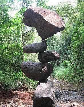 No tricks, glue, tape or wires, just perfect balance. #ModernArt #Sculptures Rock Balancing, Stone Balancing, Balanced Rock, Rock Sculpture, Pet Rocks, Land Art, Stone Rocks, Rock Garden, Stone Art