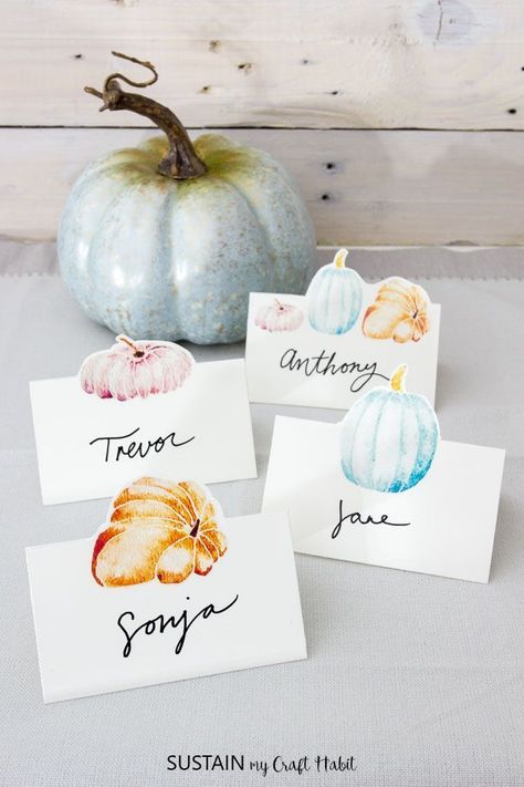 Welcome your guests to the table with a little personal touch with these beautiful watercolor free printable Thanksgiving place cards. Printable Thanksgiving Place Cards, Thanksgiving Name Cards, Watercolor Thanksgiving, Pumpkin Decorating Diy, Free Printable Thanksgiving, Printable Place Cards, Christmas Place Cards, Thanksgiving Place Cards, Thanksgiving Decorations Diy