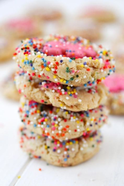 Animal Cracker Sugar Cookies have frosted animal crackers right on top. And who can resist sprinkles? Old Fashioned Sugar Cookies, Frosted Animal Crackers, Animal Cracker, Cookie Pictures, Cracker Cookies, At A Party, Animal Crackers, Animal Cookies, Muffin Tin