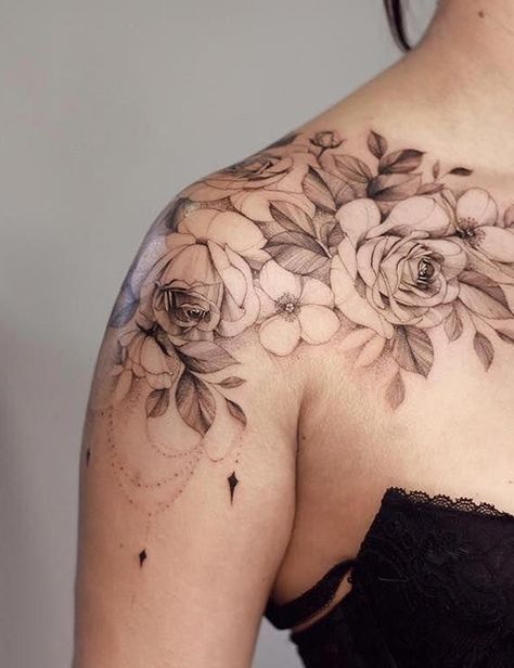 Do you want to get ideas for shoulder tattoos then this post is just for you? You will love these designs #shouldertattoos #tattoos #tattoosshoulder #shouldertattoosideas Shoulder Tattoos For Females, Floral Tattoo Shoulder, Tatuagem Masculina Pequena, Tattoo Trend, Polynesian Tattoos, Back Of Shoulder Tattoo, Flower Tattoo Shoulder, Парные Тату, Gorgeous Tattoos