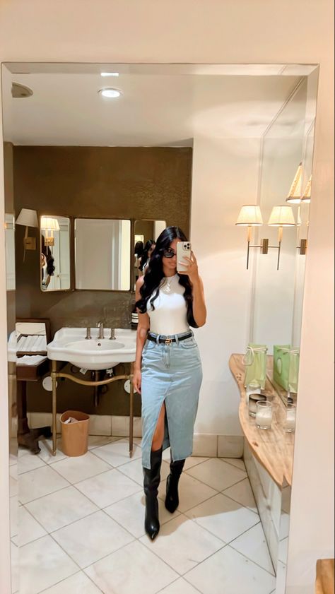 Jean Skirt Black Boots, Denim Outfit Party, Going Out Outfits Summer, Skirt Outfits With Boots, Denim Midi Skirt Outfit, White Leather Boots, Long Denim Skirt, Midi Skirt Outfit, Denim Skirt Outfits