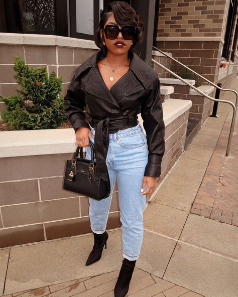 Cute but simple outfit !! Click link below to shop outfit! Nyc Street Style Summer, Auntie Vibes, Feminine Black Women, Workplace Fashion, Rich Auntie, Bear Outfits, Flounce Sleeve, Dressy Outfits, Summer Fashion Outfits