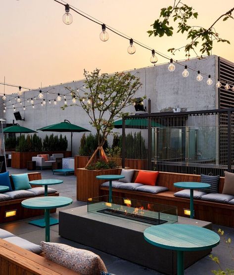 Roof Top Cafe, Outdoor Restaurant Patio, Rooftop Restaurant Design, Outdoor Restaurant Design, Terrace Restaurant, Restaurant Patio, Rooftop Terrace Design, Rooftop Design, Outdoor Seating Area