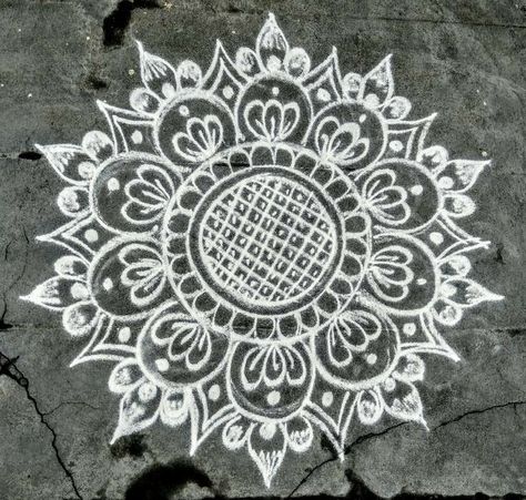 Margazhi Kolam Rangoli Designs, Rangoli Designs For Sankranthi, Lawn Steps, Kolam Rangoli Design, Best Rangoli Designs, Best Rangoli, Best Rangoli Design, Rangoli Designs For Diwali, Easy Rangoli Designs Videos