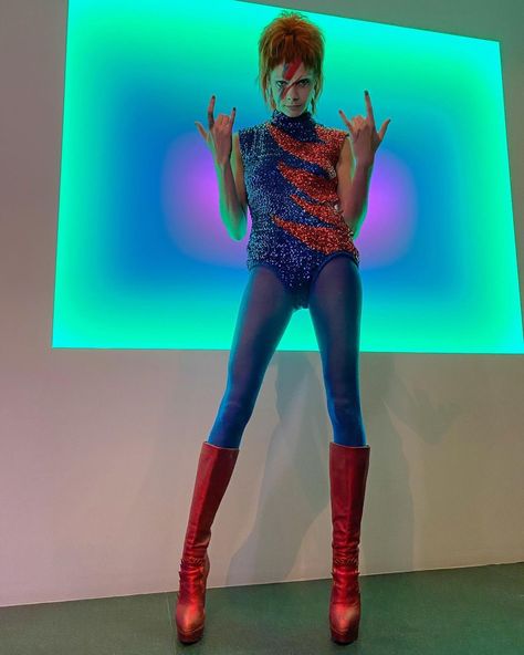 Ziggy Stardust Halloween, David Bowie Makeup, David Bowie Costume, David Bowie Birthday, 80s Dress Up, Rockstar Costume, Celebrity Magazines, Devil Horns, Cara Delevingne