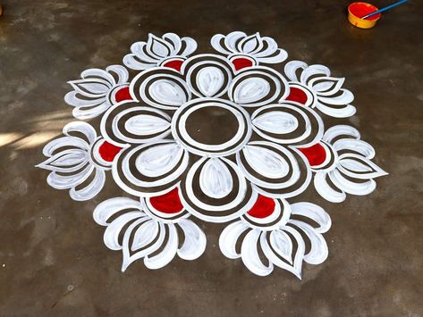 Indian Rangoli Designs, Very Easy Rangoli Designs, Rangoli Designs Photos, Alpona Design, Easy Rangoli Designs Diwali, Rangoli Colours, Simple Flower Design, Simple Mehndi Designs Fingers, Simple Rangoli Designs Images