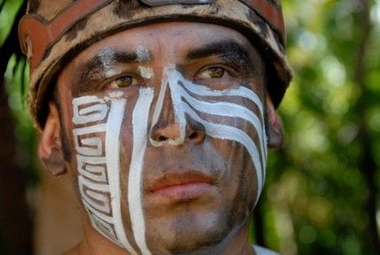 Tribal face paint designs Mayan Face Paint, Traditional Face Paint, Maya Warrior, Native American Face Paint, Facial Art, Geometric Face, Ancient Drawings, Warrior Tattoos, Creative Hair