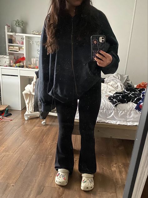 Flared Leggings Outfit Zip Up Hoodie, Zip Up Sweater Outfit, Hoodie And Leggings Outfit, Aerie Leggings, Trendy Swimsuits, Flared Leggings, Leggings Outfit, Sweater Outfit, Hoodie Outfit