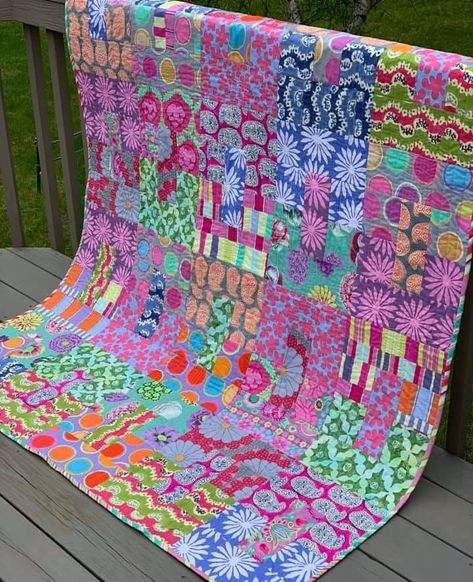 GE Quilt Designs Teen Spirit Quilt. Gorgeously created by Barb L. Chapman with Alto Artisan Fat Quarters by Kaffe Fassett for Free Spirit Fabrics. Super easy and very beginner friendly! #quilt #sewing #crafts #diy #decor #fabric #kaffefassett #fatquarter #fq #beginner #easy Kaffe Quilts, Block Quilts, Sew Baby, Kaffe Fassett Quilts, Boho Quilt, Kaffe Fassett Fabric, Quilt Modernen, Quick Quilt, Scrappy Quilt Patterns