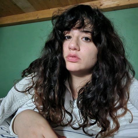 Long Curly or wavey hair with bangs will look like something like this Curly Side Bangs, Side Fringe, Hair With Bangs, Curly Hair With Bangs, Side Bangs, Long Curly, Hairstyles With Bangs, Hair Inspo, Curly Hair