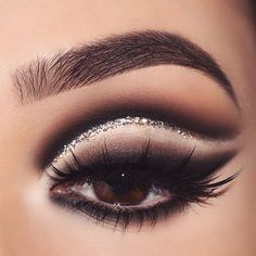 Elegantes Makeup, Blue Smokey Eye, Trendy Eyeshadow, Eyeshadow For Brown Eyes, Linda Hallberg, Glitter Eye Makeup, Makeup Tutorial Eyeshadow, How To Apply Eyeshadow, Elegant Makeup