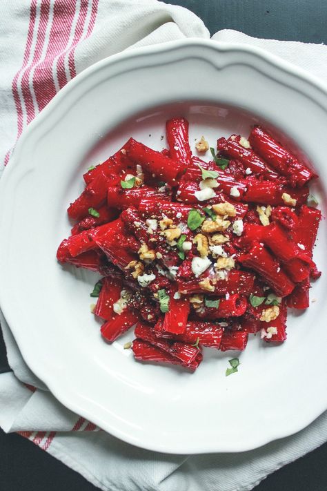 Beetroot Sauce, Handmade Pasta Recipe, Beet Sauce, Beetroot Pasta, Twisted Pasta, Cottage Cheese Pasta, Beet Pasta, Pasta Vegetarian, Roasted Beetroot