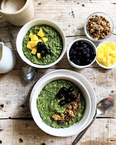 Green goddess overnight oats - another healthy recipe by Familicious Full Breakfast, Blueberry Breakfast, Crunchy Granola, Granola Cereal, Dairy Free Milk, Spinach Leaves, Green Goddess, Make Ahead Breakfast, Homemade Granola