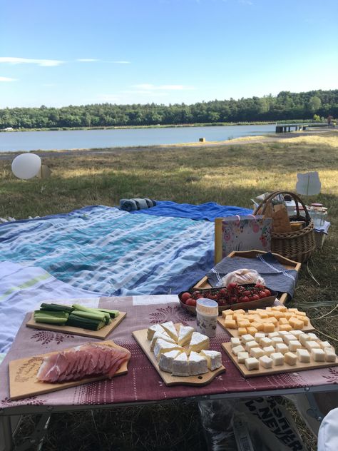 Lake Picnic Birthday Party, Lake House Party Ideas, Lake Dinner Party, Sweet 16 Lake Party Ideas, Birthday At The Lake, Lake Bday Party Ideas, River Party, Lake Party Aesthetic, Lake Birthday Party