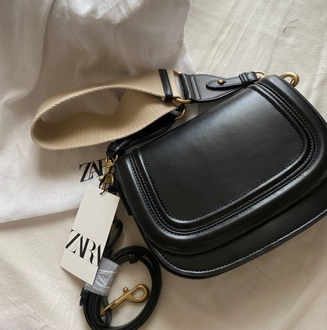 lol im so obsessed with this bag Zara Bags Handbags, Apple Watch Accessories Bands, Zara Models, Zara Purse, Zara Bag, Womens Trendy Dresses, Buy Bags, Zara Bags, Girly Bags