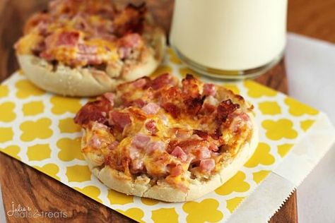 Cheesy Ham & Bacon English Muffins - Julie's Eats & Treats Super Easy Breakfast, English Muffin Recipes, Cheesy Ham, Bacon Fries, Favorite Breakfast Recipes, Ham Cheese, English Muffins, Homemade Breakfast, Quick And Easy Breakfast