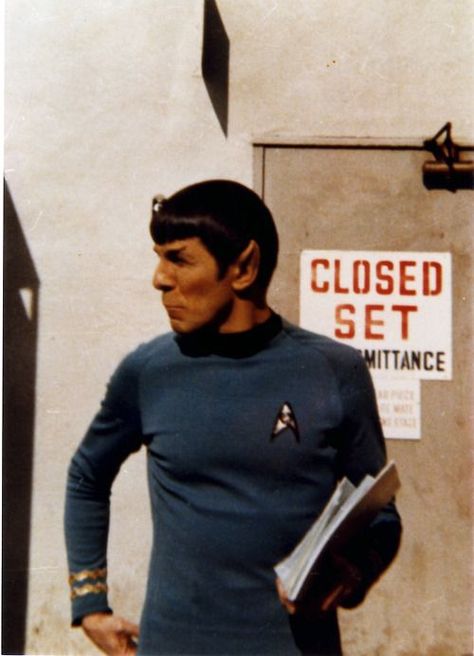 Leonard Nimoy as Spock. I love behind-the-scenes shots. Leonard Nimoy Photography, Leonard Nimoy Spock, Star Trek Cast, Star Trek 1966, Star Trek Spock, Mr Spock, Adam Hughes, Storm Troopers, Space Ghost