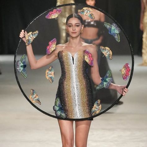 Rahul Mishra SS 24 Inspired by the insects and reptiles, Mishra challenges our perception of “pests”. He touches on themes of biodiversity, ecosystems, and draws an appreciation for the nature around us. Read about it at https://www.vogue.com/fashion-shows/spring-2024-couture/rahul-mishra/slideshow/collection #Fashion #Couture #FashionWeek #Fashionshow #Model #Designer #Designs #Sewing #NYFW #PFW #RahulMishra Insect Dress, Black Plain Dress, Avant Garde Dresses, Rahul Mishra, Haute Couture Looks, Ananya Panday, Paris Haute Couture, Couture Week, Bollywood Actors