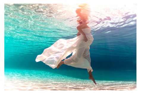 Melanie by Benjamin Hung, via Behance Photoshoot Ideas In Water, Maternity Underwater, Water Maternity Photos, Underwater Maternity Photography, Bump Photoshoot, Underwater Photoshoot, Baby Bump Photoshoot, Maternity Photoshoot Ideas, Family Maternity Pictures