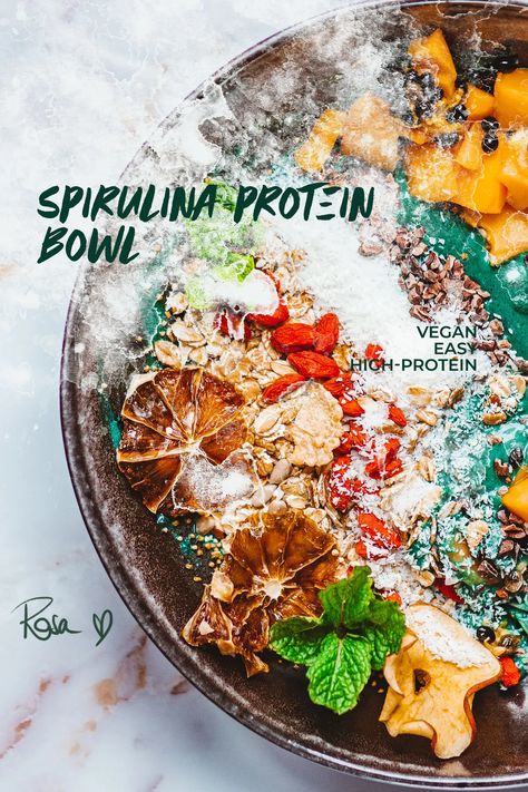 Are you looking for an easy, vegan recipe for a spirulina-protein-bowl? Here we go, you'll love this green magic bowl! Pitaya Bowl Recipe, Spirulina Bowl, Papaya Recipes, Protein Bowl, Spirulina Smoothie, Vegan Smoothie Bowl, Acai Bowls Recipe, Dairy Free Smoothies, Protein Bowls