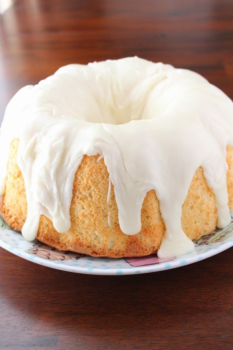 Guava And Cream Cheese, Guava Cake, Cream Cheese Bundt Cake, Guava Recipes, Cream Cheese Glaze, Dessert Cake Recipes, Bundt Cakes Recipes, Dessert Cake, Pound Cake Recipes