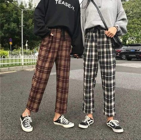 Celana Jogger Wanita, Highsnobiety Fashion, Checkered Pants, 90s Fashion Outfits, Plaid Pants, Korean Outfits, Mode Inspiration, Retro Outfits, Grunge Outfits