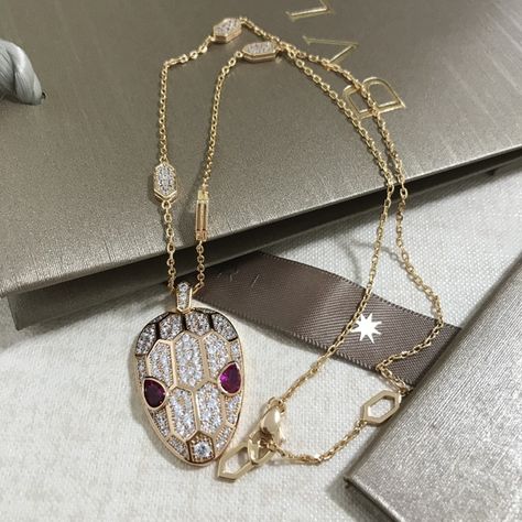 18K Rose Gold Diamond Snake Head Necklace Bulgari Necklace, Jewelry Wishlist, Necklace Snake, Snake Head, Head Necklace, Ring Trends, Colorless Diamond, Snake Necklace, Future Life