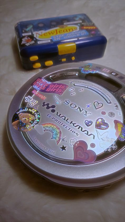 Decorated Cd Player, Walkman 90s, Y2k Gadgets, 2000s Childhood Aesthetic, Girly Gadgets, Twitch Setup, Cd Walkman, Sticker Deco, Childhood Aesthetic