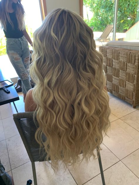 Curled Long Hair Prom, Long Wavy Prom Hair, Prom Hair Beach Waves Half Up, Prom 2024 Hairstyles Down, Big Prom Curls, Prom Mermaid Hair, Big Curls On Medium Hair, Curled Hair Down For Prom, Small Waves Hair Hairstyles