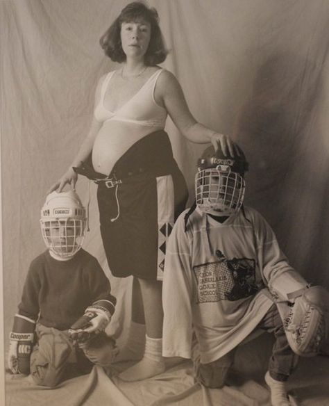 Awkward Pregnancy Photos, Funny Maternity Pictures, Awkward Family Portraits, Crazy Mother, Funny Maternity, Best Workout Routine, Awkward Photos, Awkward Family Photos, Mom Photos